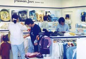이달 초 인천 신세계백화점에서 문을 연 고급 유아복 매장 ‘프리미에 쥬르’에서 주부들이 아동복을 고르고 있다.사진제공 프리미에 쥬르