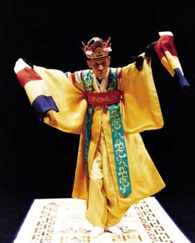 25일 국립국악원 예악당에서 무악인생 80주년 기념 공연을 갖는 김천흥옹이 '춘앵전'을 춤추고 있다. 사진제공 공연기획210