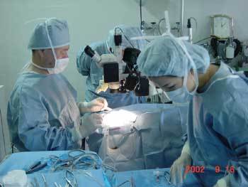인천 정안과병원 의료팀이 우즈베키스탄 타슈켄트에서 백내장 환자를 수술하고 있다. 타슈켄트〓손효림기자