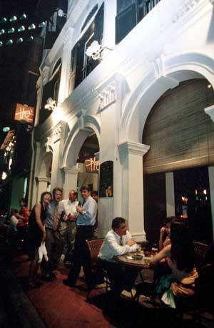 동서양의 접점인 싱가포르의 음식은 '뉴 아시안 푸드' 라고 불리는 퓨전(Fusion)음식. 사진은 식도락 명소인 싱가포르 강변의 노천 식당 거리 클라크 키의 한 식당.싱가포르〓조성하기자 summer@donga.com