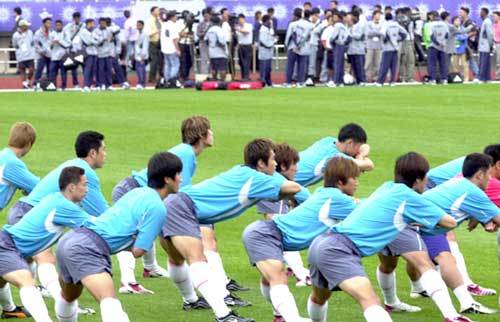 '한판붙자.' 몰디브와 예선 첫 경기를 하루 앞둔 26일 한국축구대표팀 선수들이 먼저 훈련을 끝낸 몰디브 선수들이 지켜보고 있는 가운데 본격적인 훈련에 앞서 스트레칭으로 몸을 풀고 있다. -이종승기자-