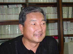 애절함보다는 따뜻함으로 그리움을 노래하는 시인 마종기. 사진제공 문학과지성사