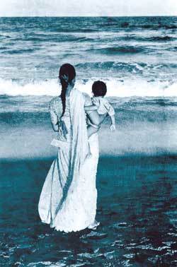 바다를 바라보는 아기 엄마의 모습을 통해 ‘바다(mer)’와 ‘어머니(m`ere)’ 사이의 친화력을 담아낸 사진.사진제공 현대문학