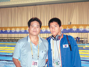 '아시아의 물개' 조오련씨(왼쪽)가 이번 부산아시아경기대회에 출전하는 아들 조성모를 격려하며 포즈를 취하고 있다. 부산=전창기자
