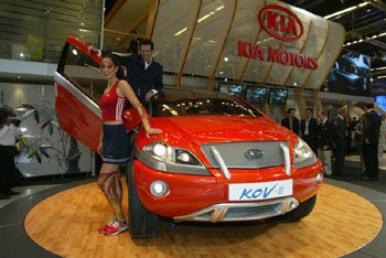 기아자동차는 26일 (현지시간) 프랑스 파리에서 개막된 파리모터쇼에서 스포츠유틸리트럭(SUT)형 컨셉트카 KCV2를 발표했다. KCV2는 스펙트라 후속모델인 KM(프로젝트명)에 화물칸을 얹은 배기량 2000cc급 차량이다. -사진제공 기아자동차-