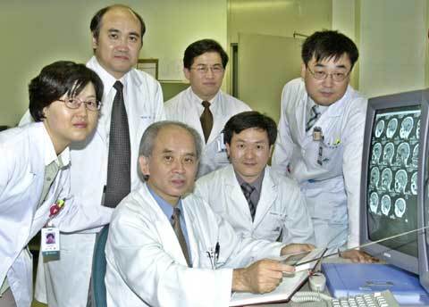 서울아산병원 어린이뇌종양 치료팀이 모여 환자의 MRI 사진을 보며 의논하고 있다. 앞 줄에 앉아 있는 사람 중 왼쪽부터 김태형 구현우 교수. 뒷줄 왼쪽부터 이미정 강신광 나영신 이상욱 교수다.  권주훈기자