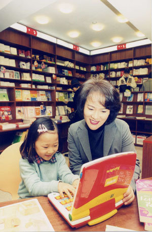 서울 종로구 종로2가 베텔스만 북클센터에서 엄마와 어린이가 놀이용 교재로 영어 공부를 하고 있다.
