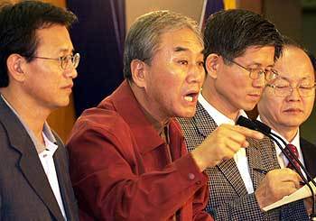 한나라당 이재오 의원(왼쪽에서 두번째)이 4억달러 대북 비밀지원 의혹과 관련해 자금 경로를 추가로 폭로하고 있다. - 서영수기자