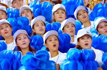 북한 응원단원들이 28일 창원공설운동장에서 열린 북한과 홍콩의 축구경기 도중 선수들의 플레이에 탄성을 울리고 있다.  창원=특별취재반