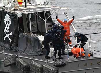 무장한 일본의 해안경비병들이 해상자위대훈련에서 해적선으로 의심되는 배에 진입, 관계자들을 체포하는 가상훈련을 하고 있다. - 도쿄AP연합