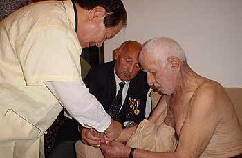 대한한방해외의료봉사단 소속 한의사 김복근씨(왼쪽)가 19일 한국전쟁 참전군인을 치료하고 있다. - 이태훈기자