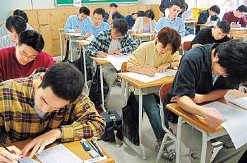 29일 서울 종로구 계동 중앙중에서 치러진 동아일보 수습기자 및 사원채용 필기시험에서 지원자들이 답안을 작성하고 있다. - 김경제기자