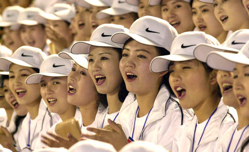 28일 창원종합운동장에서 열린 남자축구 북한-홍콩전에서 미모의 북한 응원단원들이 환한 표정으로 노래를 부르며 응원하고 있다.부산〓특별취재반