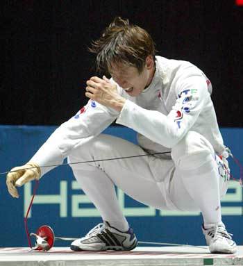 한국의 김상훈이 금메달을 따내지 못하자 주저앉은 채 아쉬운 표정을 짓고 있다.