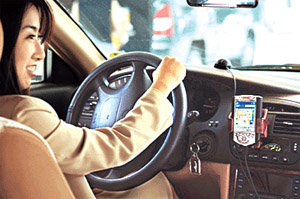 PDA에 GPS 수신기를 연결해 전자지도를 설치해 쓰는 방식인 팅크웨어 ‘아이나비’ -사진제공 팅크웨어