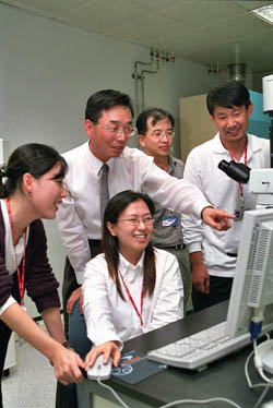 경기 용인시 기흥읍에 있는 삼성SDI 중앙연구소의 연구실에서 차세대 디스플레이 장치에 대해 젊은 연구원들이 배철한 소장(가운데)과 함께 토론을 벌이고 있다.