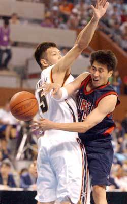 이상민이 일본 시노하라의 수비를 피해 패스하고 있다.[연합]