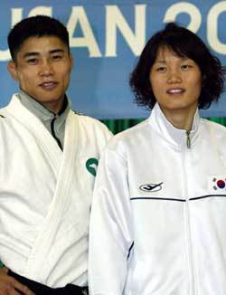연인 사이로 나란히 금메달에 도전하는 한국 유도 대표팀 남자 66kg급의 김형주(왼쪽)와 여자 52kg급의 이은희 커플 - 부산=특별취재반