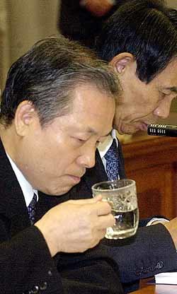 이명재 검찰총장이 국회 법사위국감에서 의원들의 질의에 답하면서 목이 타는 듯 물을 마시고 있다. - 연합