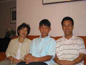 국내 첫 과학전문 영재학교인 부산과학영재학교의 최우수합격자인 김종우군은 어릴 때부터 곤충 달 별에 관심을 가져 관찰과 탐구활동을 해왔다. 수학이나 생명공학분야에서 한국을 대표하는 과학자가 되는 것이 꿈. 왼쪽부터 어머니 김문호씨, 김군, 아버지 김흥배씨.-김진경기자-