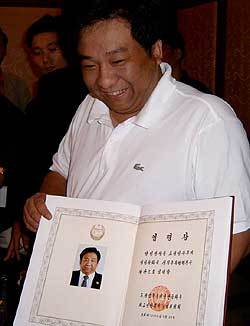 양빈 신의주 특별행정구 장관이 장관 임명장을 기자들에게 보여주고 있다. - 선양=이종환기자