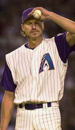 ‘아, 왜 이러지’. 애리조나 다이아몬드백스의 에이스 랜디 존슨이 세인트루이스 카디널스와의 디비전시리즈 1차전에서 올시즌 최다인 10안타를 얻어맞은뒤 눈을 감고 괴로워하고 있다.[AP]