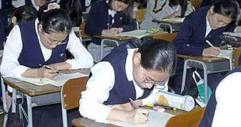 서울 풍문여고 3학년 학생들이 전국 시도교육청 연합 모의학력평가 시험을 치르고 있다. - 신석교기자