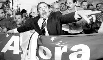 브라질 차기 대통령 당선이 유력시되는 이나시오 룰라 다 실바 노동자당 후보가 선거 유세 도중 손가락으로 군중을 가리키고 있다. - 상파울루로이터뉴시스