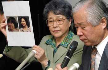 77년 북한 공작원에 납치된 요코다 메구미의 부모가 딸이 사망한 것으로 확인됐다는 소식을 전해들은 뒤 납치 한달전에 찍은 13세 당시의 딸의 사진과 어른이 됐을 경우 추정되는 딸의 사진을 들어보이고 있다. - 도쿄AP연합