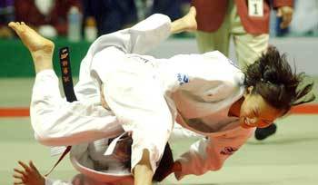 한국의 이은희(오른쪽)가 유도 여자 52㎏급 결승에서 중국의 시안동메이를 상대로 허벅다리 걸기로 유효를 따내고 있다.부산〓특별취재반