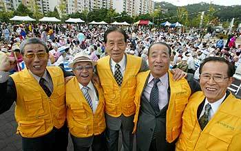 서울 강서구 방화3동 방화근린공원에서 열린 '어르신 자원봉사대' 발족식. 가운데가 자원봉사대 안성의 회장. - 이훈구기자