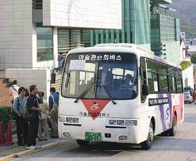 서울 평창동 가나아트센터 앞에 선 미술관순회버스. 가을이면 미술애호가 뿐만 아니라 미술관 순회 루트인 북악산 일대의 단충을 호젓이 감상하려는 사람들도 버스에 오른다. 전영한기자