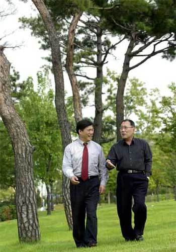 야구해설계의 라이벌인 하일성 (오른쪽) 허구연씨가 만나 해설대결 명승부를 다짐하고 있다. 전영한기자