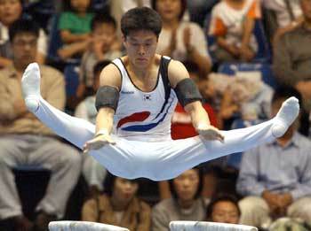 체조 남자 개인종합에서 아시아경기대회 사상 28년만에 메달을 따낸 김동화가 평행봉에서 멋진 연기를 펼쳐보이고 있다. 부산연합