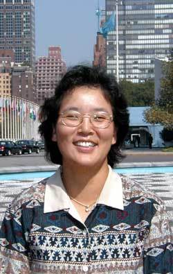 뉴욕 유엔본부 앞에서 환하게 웃는 홍주선씨 - 유엔본부=홍권희특파원