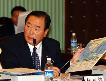 한나라당 박세환 의원이 서해교전 당시 김동신 국방부장관이 북한군의 '이상징후'에 관한 첩보보고를 묵살한 배경을 따지고 있다. - 연합