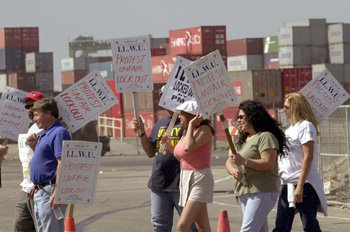 [피켓시위] 3일(현지시간) 미국 서부지역 항만 중 하나인 캘리포니아 롱비치항에서 항만 노동자들이 미 해운협회의 직장폐쇄 조치에 항의하며 피켓농성을 벌이고 있다.