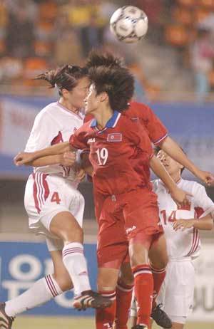 4일 저녁 경남 창원운동장에서 열린 여자축구 북한 대 중국경기에서 북한의 공격진과 중국 수비진이 서로 머리를 부딪치며 치열한 볼 다툼을 벌이고 있다.[연합]