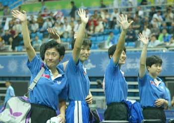 ‘에이스’ 김현희(맨 왼쪽)를 비롯한 북한 여자탁구 선수들이 4일 울산 동천체육관에서 벌어진 여자 단체전 준결승에서 일본을 누른 뒤 남북한 응원단에게 손을 흔들며 인사하고 있다.부산〓특별취재반