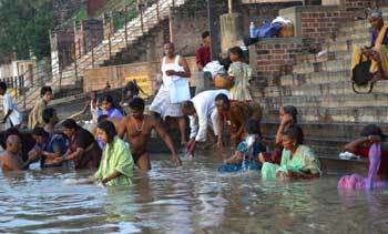 이른 새벽, ‘성스러운’ 갠지스강의 물에 몸을 담그며 기도하는 인도인들.바라나시〓김형찬기자 khc@donga.com