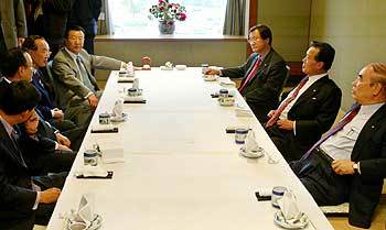 민주당 내 대통령후보 단일화 추진협의회 회장인 김영배 의원(오른쪽)과 모임 소속 의원들이 단일화 추진방안을 논의하고 있다. - 박경모기자