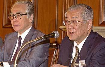 한일문화교류 서울 선언 발표식에 참석한 지명관 한국 대표가 일본 대표 미우라 슈몽(왼쪽)이 지켜보는 가운데 의견을 발표하고 있다. - 권주훈기자