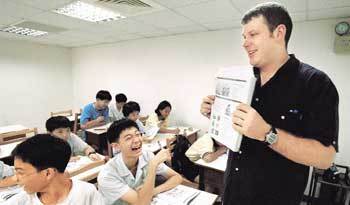 원어민으로부터 영어를 배우고 있는 어린이들.동아일보 자료사진