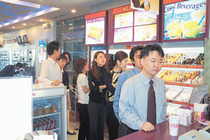 7일 오전 8시경 서울 강남구 역삼동 던킨도너츠 매장에서 직장인들이 커피와 도넛 등을 주문하기 위해 줄을 서서 기다리고 있다.  사진제공 던킨도너츠