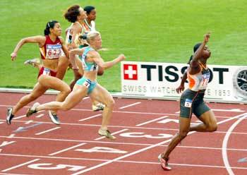 스리랑카의 수산티카 자야싱헤(오른쪽)가 육상 여자 100m 결승에서 다른 선수들을 여유있게 따돌리고 결승선을 통과하고 있다.부산AP연합