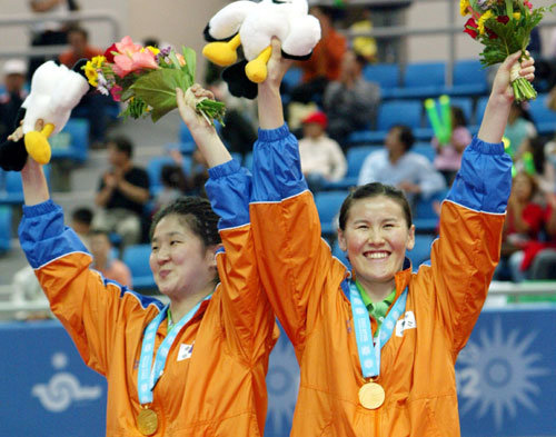 ‘그동안 설움을 한꺼번에…’ 탁구 여자복식 정상에 오른 이은실(왼쪽)과 석은미가 시상대에서 자랑스런 금메달을 목에 건채 환한 미소를 지으며 관중들의 박수에 답하고 있다. 부산〓이종승기자