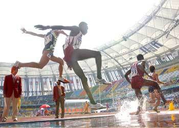 ‘우리를 막을 순 없다.’ 육상 3000m 장애물 경기에 출전한 선수들이 물웅덩이 구간을 차례로 통과하고 있다.연합