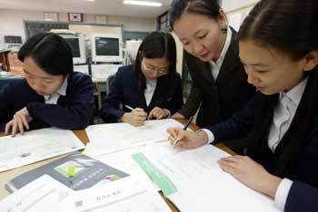대학수학능력시험이 27일 앞으로 다가온 가운데 9일 서울 풍문여고 3학년 수험생들이 2학기 수시모집 원서를 작성하고 있다. - 변영욱기자