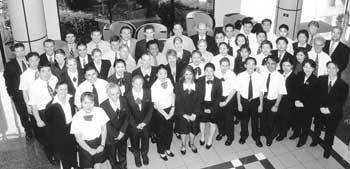 올해 2월 호주 시드니 햄버거대학 ‘졸업식’에 모인 아시아 각국 맥도날드 부점장들. 점장이 되려면 햄버거대학에 반드시 다녀와야 한다. 세계 3만여 맥도날드 매장의 점장들은 햄버거대학 동문이다. 사진제공=한국 맥도날드