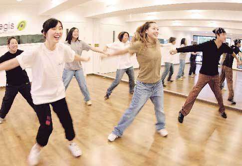 심윤희양(앞줄 왼쪽 끝)이 그룹 ‘타샤니’ 출신의 댄스 강사 애니(앞줄 가운데)의 지도에 따라 스텝 연습에 열중하고 있다. 심양의 얼굴에서 지겹다는 표정은 읽을 수 없었다.-전영한기자-